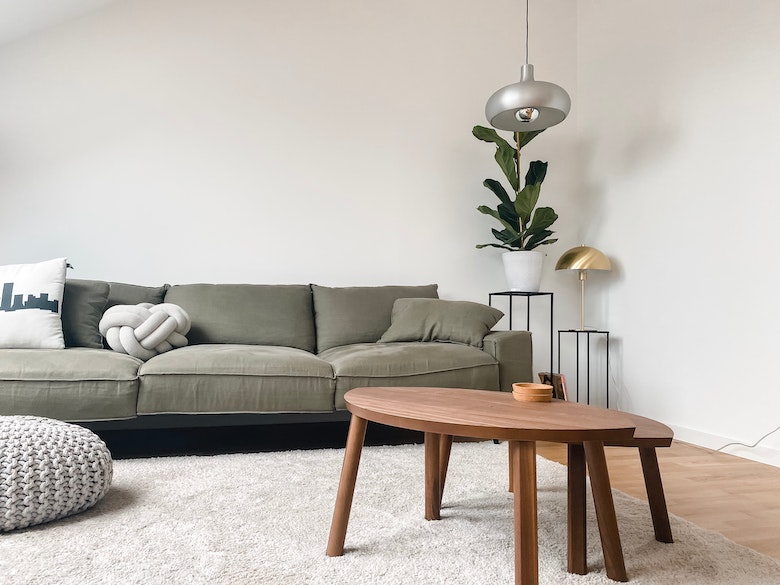 Puffs, mesas de centro e mais: como deixar a decoração da sala de estar ainda mais completa
