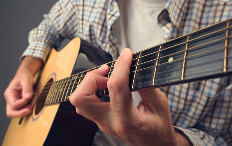 Como aprender a tocar violão em casa: dicas essenciais